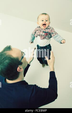 Francia, padre giocando con suo figlio Foto Stock
