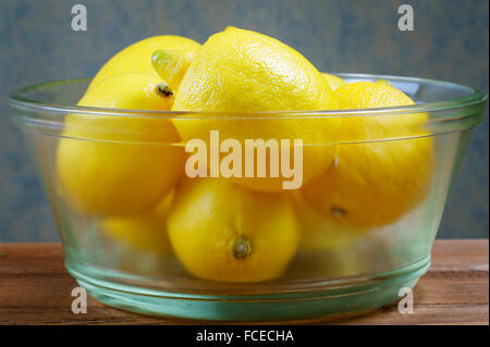 I limoni in una lastra di vetro da vicino Foto Stock