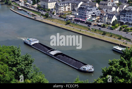 La chiatta carbone Taro viaggi fino al fiume Mosella passato Cochem, Germania. Foto Stock