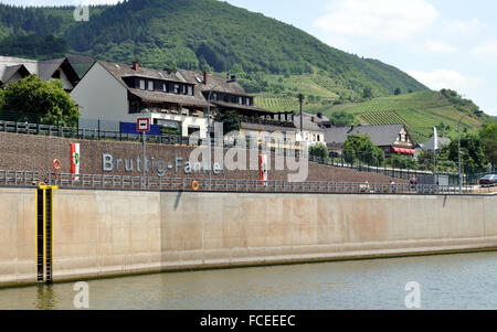 Inserire il blocco a Bruttig-Fankel, sul fiume Moselle, Germania, uno di diverse serrature a superare i 7 metri di altezza differenti Foto Stock