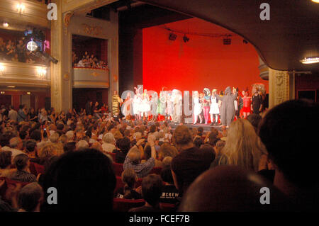 Im Schlussapplaus ueberfuellten Theatersaal - Deutsches Theater - Fest am 26. Agosto 2007, Berlin-Mitte. Foto Stock