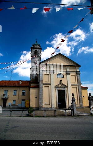 In Solbiate Arno vecchia chiesa chiuso torre in mattoni marciapiede Lombardia Foto Stock