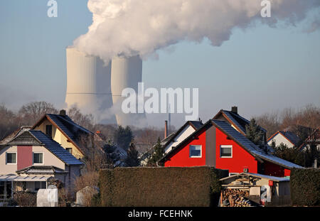 Roetha, Germania. Il 22 gennaio, 2016. Vapore sorge dalle torri di raffreddamento della Lippendorf power plant nelle vicinanze di un quartiere residenziale in Roetha, Germania, 22 gennaio 2016. Il marrone del carbone vegetale, che è entrato in funzione nel 2000, produce circa 1900 megawatt di energia con un fattore di efficienza del 40 percento. L'impianto alimenta la città di Lipsia con riscaldamento tramite la sua lunga 15 chilometri a lunga distanza pipeline di calore. Foto: Jan Woitas/dpa/Alamy Live News Foto Stock