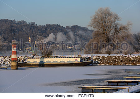 Danubio, Germania. 22 gennaio 2016. Fumo di mattina presto come pause giorno a Vilshofen in Baviera. Credit: Clearpix/Alamy Live News Foto Stock
