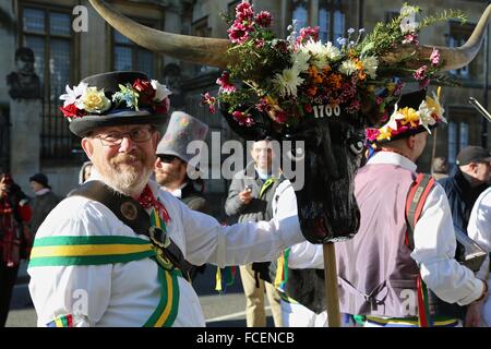 Un membro della Oxford City Morris di uomini in Broad Street, Oxford nel maggio del mattino. Foto Stock