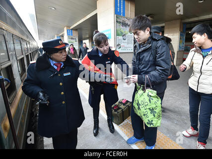 Taiyuan cinese nella provincia di Shanxi. Il 22 gennaio, 2016. Un treno attendant consente un cieco studente a bordo del treno di Taiyuan, capitale del nord della Cina nella provincia dello Shanxi, a gennaio 22, 2016. Credito: Cao Yang/Xinhua/Alamy Live News Foto Stock