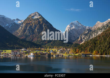 Pertisau sul lago Achensee e boschi colorati e le montagne del Karwendel gamma in autunno, Tirolo, Austria Foto Stock