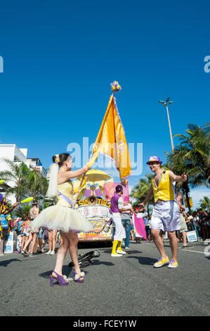 RIO DE JANEIRO - Febbraio 07, 2015: strada di carnevale portabandiera, noto come Porta-Bandeira, danze con un partner di Ipanema. Foto Stock