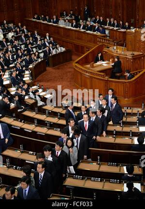 Tokyo, Giappone. Il 22 gennaio, 2016. Opposizione i legislatori di lasciare esprimere disapprovazione verso il Giappone l'economia e la politica fiscale il Ministro Amari Akira durante una sessione della Camera dei Rappresentanti in Tokyo, Giappone, il 22 gennaio 2016. Primo Ministro giapponese Shinzo Abe ha cercato di guadagnare più voti dalla bassa classe di reddito per le imminenti upper house elezione da parte facendo voto di indirizzo dei divari salariali nella sua politica discorso sul Venerdì. Credito: Ma Ping/Xinhua/Alamy Live News Foto Stock