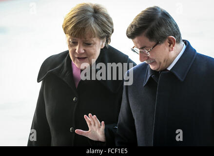 Berlino, Germania. Il 22 gennaio, 2016. Il cancelliere tedesco Angela Merkel (L) e visitare il Primo Ministro turco Ahmet Davutoglu assistere ad una cerimonia di benvenuto presso la cancelleria di Berlino, Germania, il 22 gennaio 2016. Credito: Zhang ventola/Xinhua/Alamy Live News Foto Stock