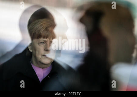 Berlino, Germania. Il 22 gennaio, 2016. Il cancelliere tedesco Angela Merkel attende la visita del Primo Ministro turco Ahmet Davutoglu durante una cerimonia di benvenuto presso la cancelleria di Berlino, Germania, il 22 gennaio 2016. Credito: Zhang ventola/Xinhua/Alamy Live News Foto Stock