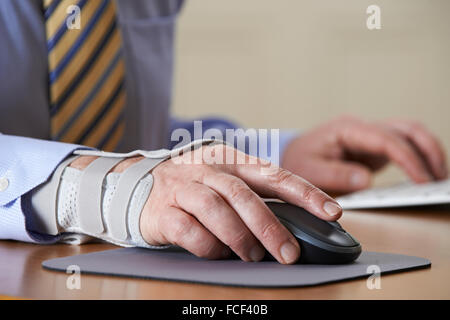 Imprenditore che soffrono di lesioni da sforzo ripetitivo (RSI) Foto Stock