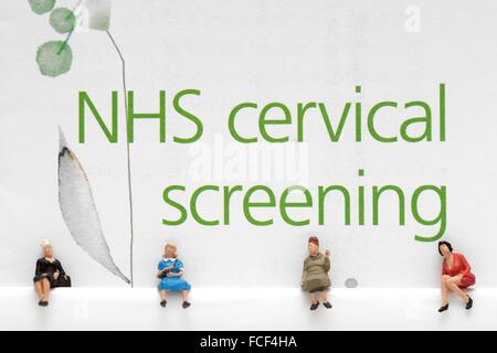 NHS di screening cervicale foglietto close up con miniatura figurine femminili sotto la seduta in attesa Foto Stock