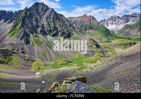 Cima della montagna e la valle del torrente nelle Alpi siberiano . Siberia orientale. La Russia Foto Stock