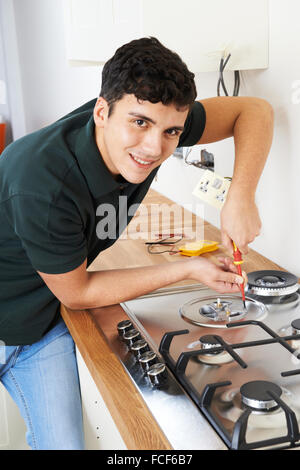 Workman Installazione di fornello a gas in cucina nuova Foto Stock