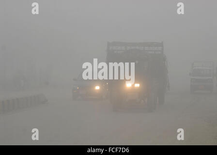 Peshawar. Il 22 gennaio, 2016. Foto scattata a gennaio 22, 2016 mostra i veicoli che viaggiano su strada durante la fitta nebbia nel nord-ovest del Pakistan a Peshawar. Nebbia fitta inghiottito diverse parti del Punjab e a Peshawar, causando il traffico stradale e i voli delle interruzioni. Credito: Umar Qayyum/Xinhua/Alamy Live News Foto Stock