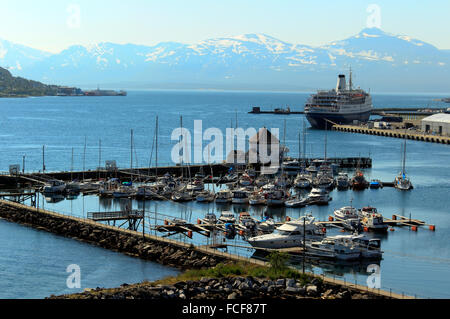 Le barche nel porto turistico, con una nave da crociera in background, Tromsø Norvegia Scandinavia Europa Foto Stock