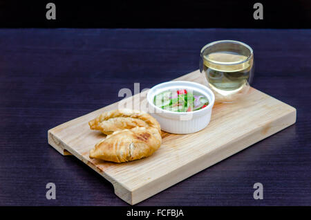 Curry pasta sfoglia con salsa dolce sul piatto di legno Foto Stock