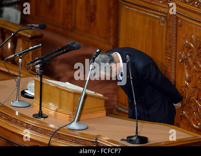 Tokyo, Giappone. Il 22 gennaio, 2016. Il Giappone l'economia e la politica fiscale il Ministro Akira Amari si inarca per scusarsi a causa il suo scandalo di corruzione durante una sessione della Camera dei Rappresentanti in Tokyo, Giappone, il 22 gennaio 2016. Primo Ministro giapponese Shinzo Abe ha cercato di guadagnare più voti dalla bassa classe di reddito per le imminenti upper house elezione da parte facendo voto di indirizzo dei divari salariali nella sua politica discorso sul Venerdì. Credito: Ma Ping/Xinhua/Alamy Live News Foto Stock