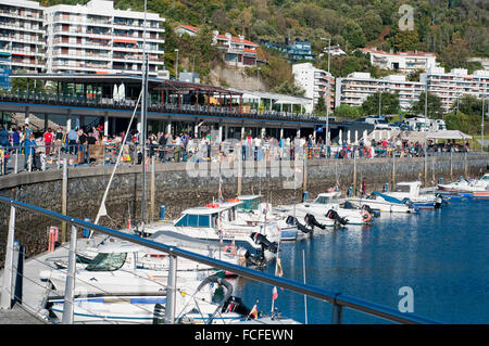 Scena di Hondarribia promenade piena di persone con yacht ormeggiati. Paese basco. Spagna. Foto Stock