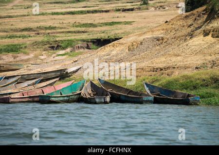 Barche sulla riva del canale Kazinga, Queen Elizabeth National Park, Uganda, Africa orientale Foto Stock