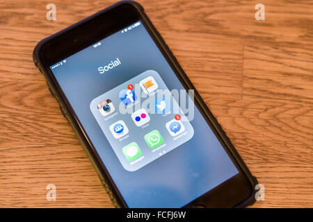 Social media app con le notifiche su Apple iPhone 6 smartphone Plus modello di rilascio: No. Proprietà di rilascio: No. Foto Stock