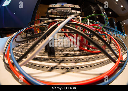 Un sacco di colori diversi cavi andando a un protocollo SSL e serie di missaggio del suono di scrivania in uno studio di registrazione Foto Stock