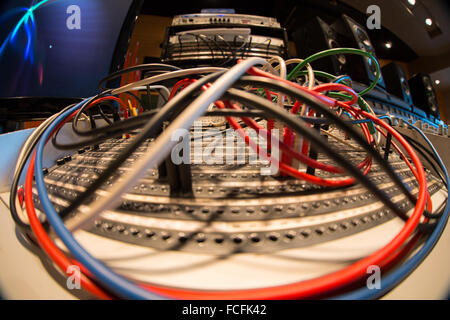 Un sacco di colori diversi cavi andando a un protocollo SSL e serie di missaggio del suono di scrivania in uno studio di registrazione Foto Stock