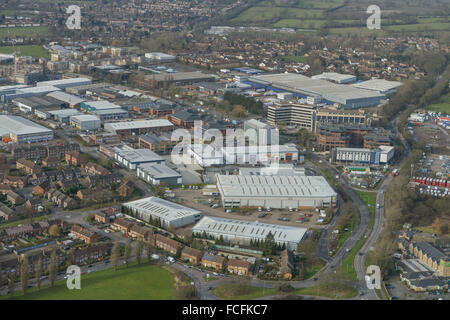 Un basso angolo di vista aerea delle unità industriali e uffici a Borehamwood, Herts Foto Stock