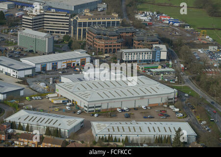 Un basso angolo di vista aerea delle unità industriali e uffici a Borehamwood, Herts Foto Stock