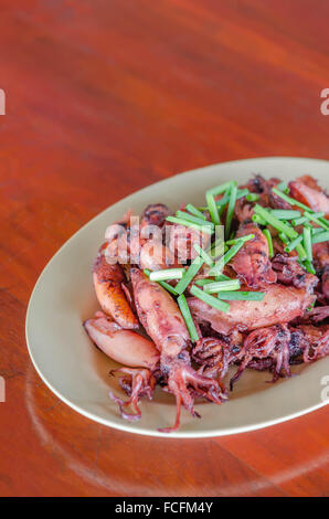 Piastra del saltata di piccoli calamari fritti con aglio e salsa Foto Stock