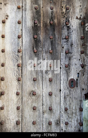 Il vecchio di legno di quercia porta chiodati texture. Cotswolds, Inghilterra Foto Stock