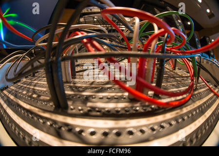 Un sacco di colori diversi cavi andando a un protocollo SSL e serie di missaggio del suono di scrivania in uno studio di registrazione Foto Stock