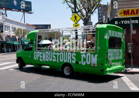 Un green Open tour in bus bus turistico di prendere i turisti intorno a Hollywood, California Foto Stock