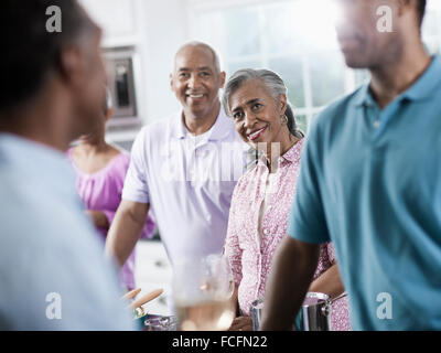 Un gruppo di afro-americani di età simile, la generazione dei baby boomer, avente una parte. Gli uomini e le donne. Foto Stock