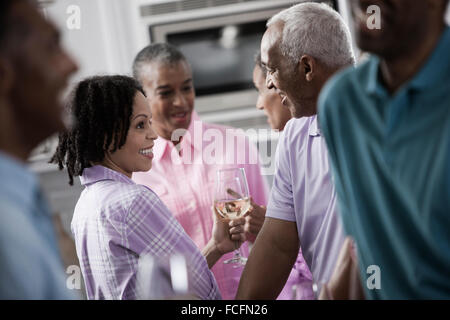 Un gruppo di afro-americani di età simile, la generazione dei baby boomer, avente una parte. Gli uomini e le donne. Foto Stock