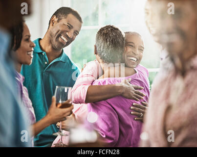 Un gruppo di afro-americani di età simile, la generazione dei baby boomer, avente una parte. Gli uomini e le donne. Foto Stock