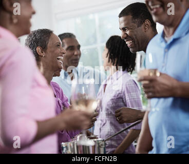 Un gruppo di afro-americani di età simile, la generazione dei baby boomer, avente una parte. Gli uomini e le donne. Foto Stock