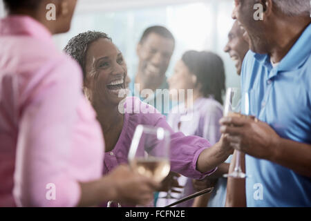 Un gruppo di afro-americani di età simile, la generazione dei baby boomer, avente una parte. Gli uomini e le donne. Foto Stock