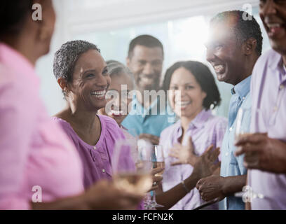 Un gruppo di afro-americani di età simile, la generazione dei baby boomer, avente una parte. Gli uomini e le donne. Foto Stock