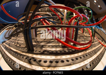 Un sacco di colori diversi cavi andando a un protocollo SSL e serie di missaggio del suono di scrivania in uno studio di registrazione Foto Stock