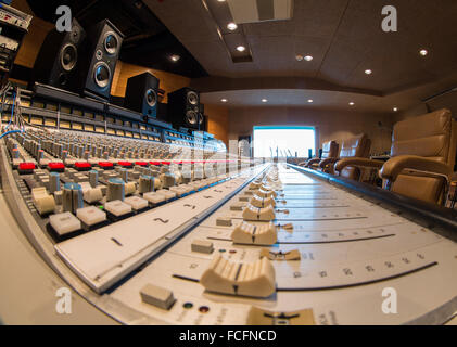 Vista laterale di ssl e serie di missaggio del suono di scrivania con focale professional twin 6essere e pro ac studio 100 e 1mk 2 studio di altoparlanti Foto Stock