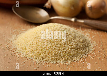 Couscous crudo grani, cibi popolari nei paesi del Nord Africa Foto Stock