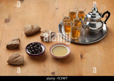 Marocchino tradizionale prima colazione con olio di oliva,olive nere,pane e tè Foto Stock