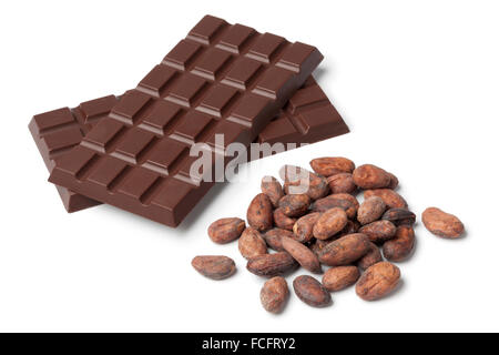 Barretta di cioccolato con le fave di cacao su sfondo bianco Foto Stock