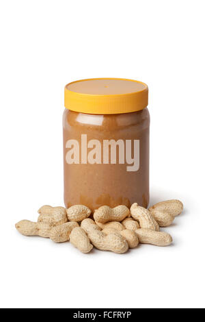 Un vasetto di burro di arachidi e noccioline su sfondo bianco Foto Stock