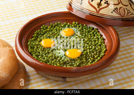 Tajine marocchina con piselli verdi e Sunny Side fino le uova Foto Stock