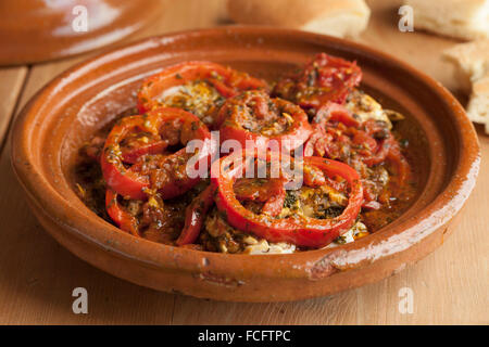 Marocchino tagine di pesce con chermoula e peperoni rossi Foto Stock