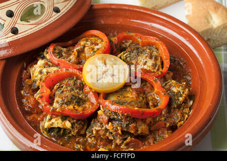 Marocchino tagine di pesce con chermoula, peperoni rossi e conserve di limone close up Foto Stock