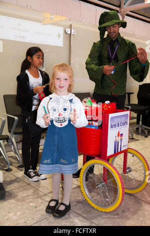 Bambini / bambino passeggero arte e artigianato / insegnante di arti e mestieri / intrattenitore a Heathrow Airport / aria terminale di porta 4. Regno Unito Foto Stock